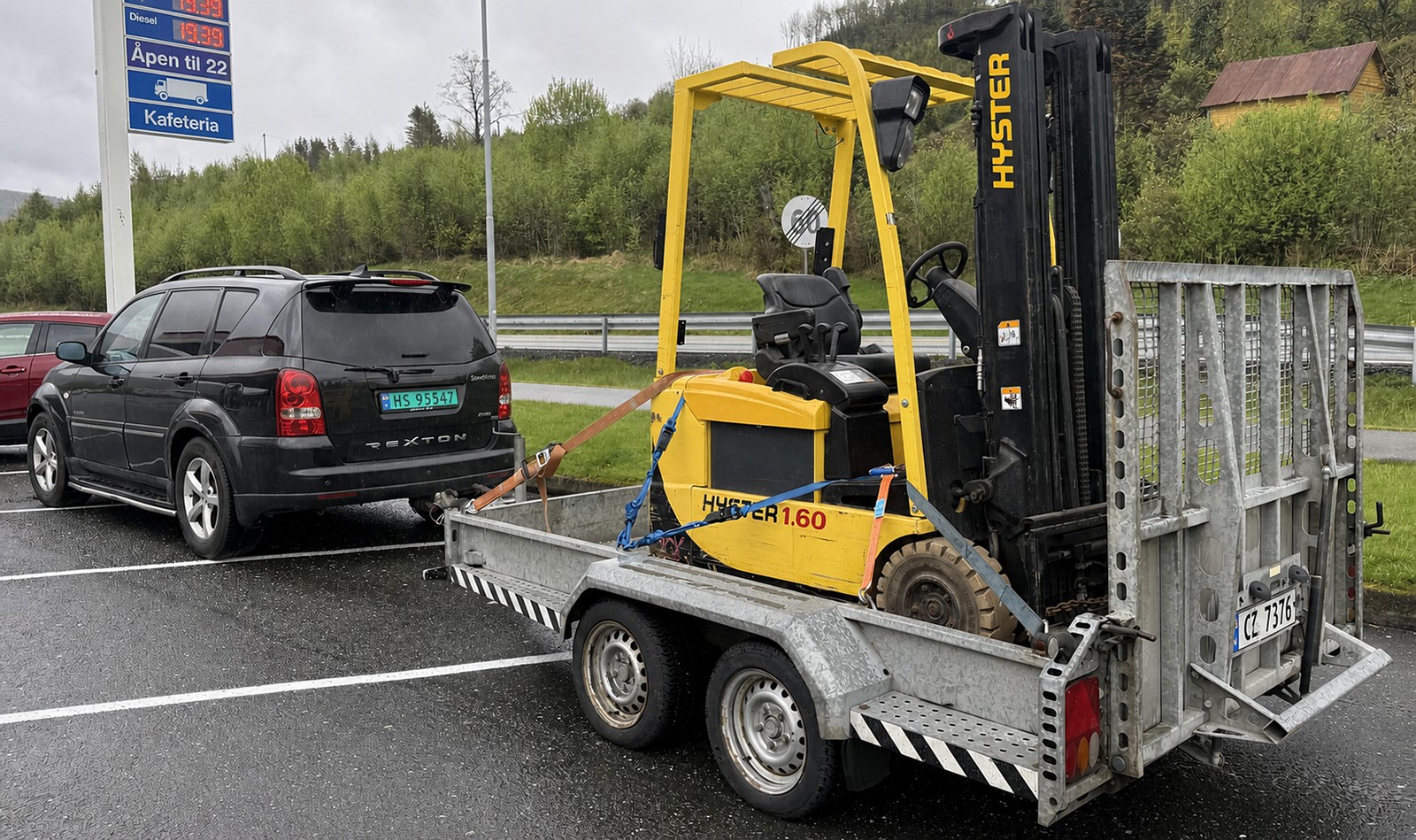 Nærbilde av gul Hyster 1.60 truck sikret på maskinhenger
