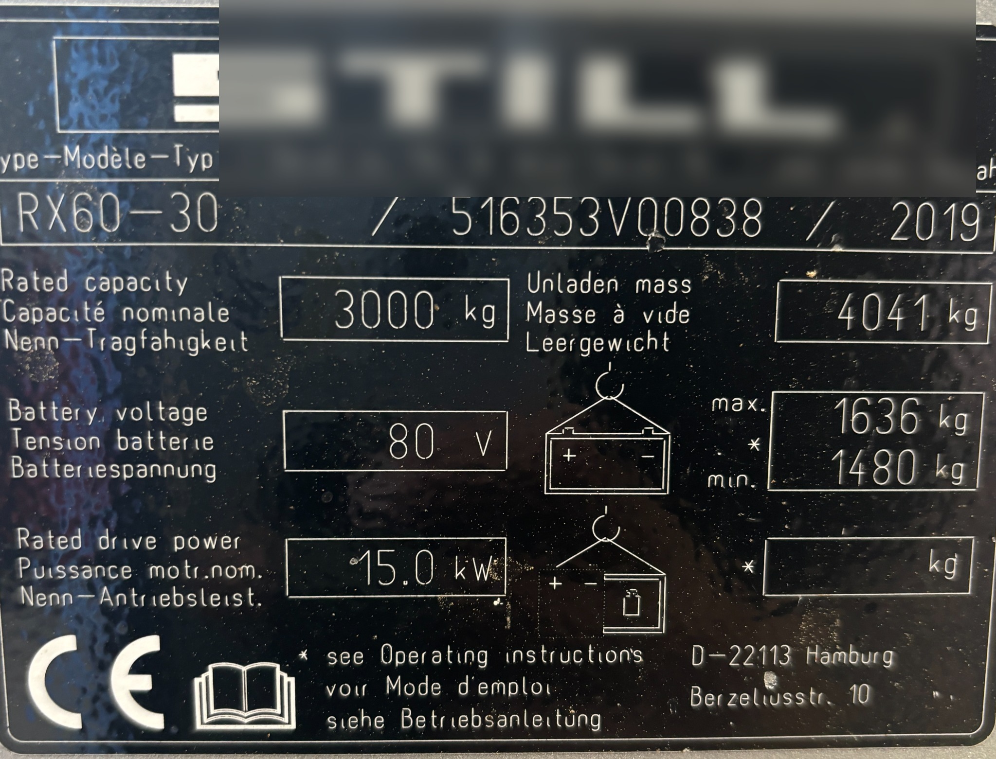 Eksempel på typeskilt for elektrisk truck med informasjon om kapasitet, egenvekt, batterispenning og driveffekt