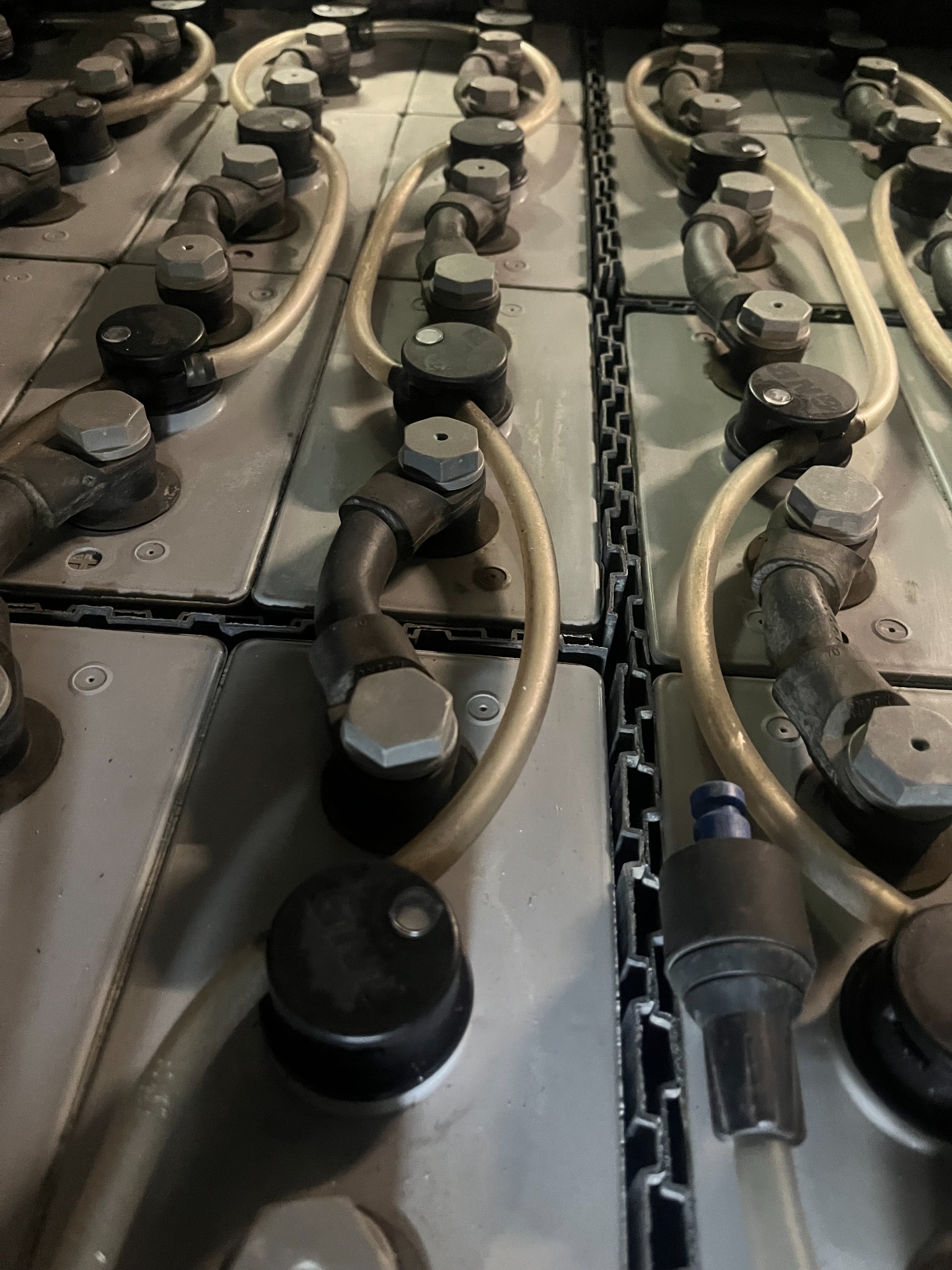 Detaljbilde av PzS-battericeller med celleforbindelser og Aquamatic-vannfylling