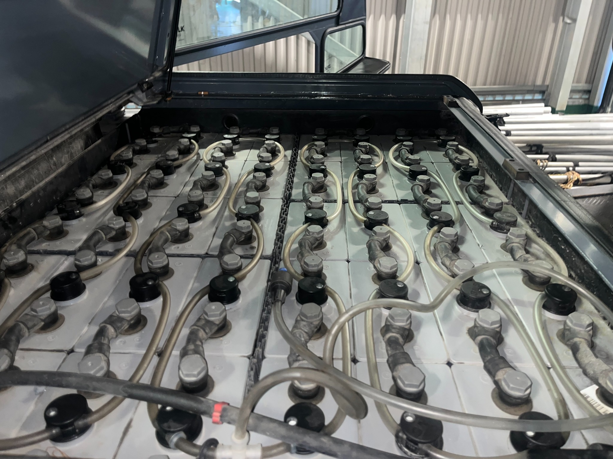 Åpent PzS-truckbatteri med celler, celleforbindelser og vannfyllingssystem
